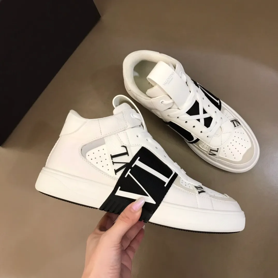 p480 "VALETINO**" new high-top 🆕 calfskin lace-up sneakers. No man should be able to refuse these shoes. The classic color scheme is so handsome! Purchase a high-precision replica of the original version to instantly sell off the market currency! 6 VLTN logo rubber effect straps - Valentino Garavani Logo printed on the back and tongue, all materials are customized to ensure quality! Size: 38-44